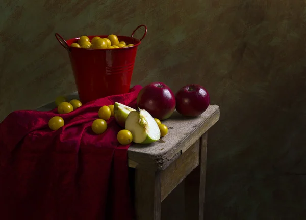 Stillleben Obst Äpfel Pflaumen Mirabelle — Stockfoto