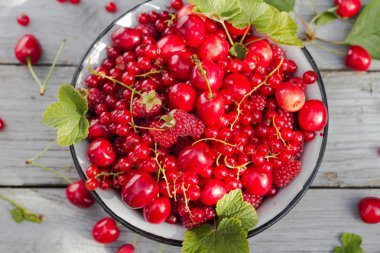 meyve kase tam kiraz ahududu