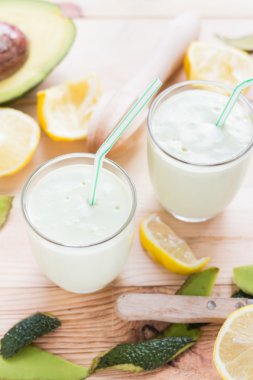Yoğurt kokteyl avokado limon tatlım