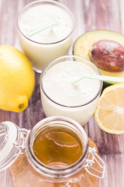 Yoğurt kokteyl avokado limon tatlım