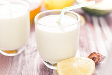 Yoğurt kokteyl avokado limon tatlım