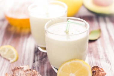 Yoğurt kokteyl avokado limon tatlım