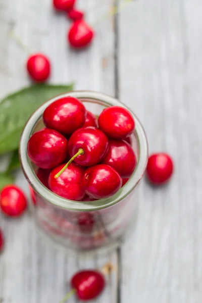 Glasses full freshly picked cherries raspberries — Stock Photo, Image
