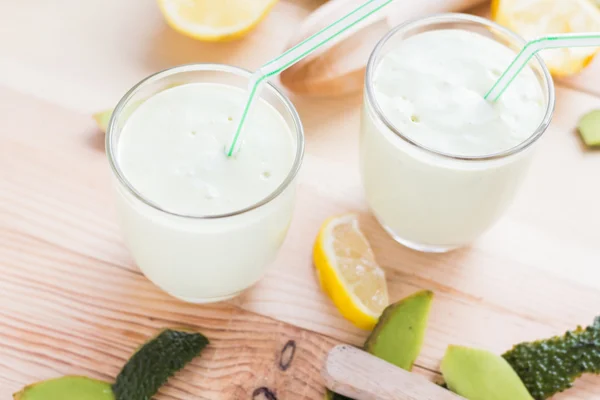 Yoghurt cocktail avocado lemon honey — Stock Photo, Image