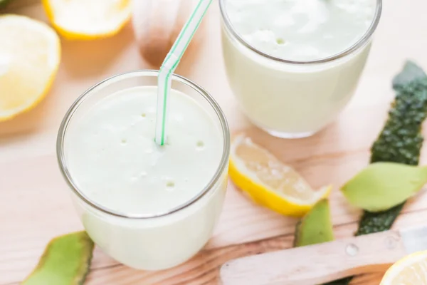 Yoghurt cocktail avocado lemon honey — Stock Photo, Image