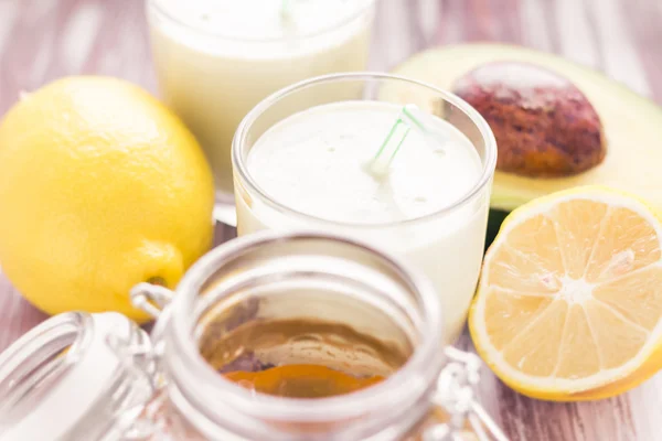 Cocktail de iogurte mel de limão de abacate — Fotografia de Stock
