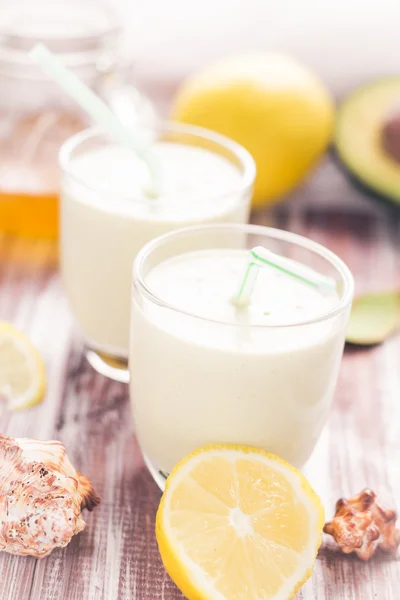 Yoğurt kokteyl avokado limon tatlım — Stok fotoğraf