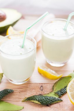 Yoğurt kokteyl avokado limon tatlım