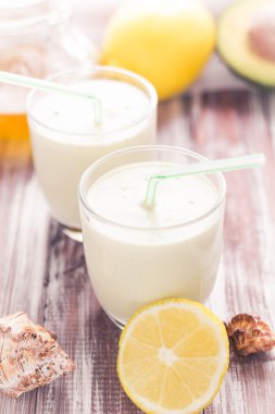 Yoğurt kokteyl avokado limon tatlım
