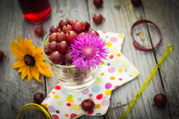 Sommar fräsch efterrätt frukt krusbär färgglada drinkar trä — Stockfoto