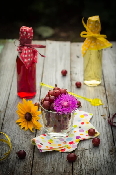 Sommer hölzerne Dessert Früchte Stachelbeere bunte Getränke — Stockfoto