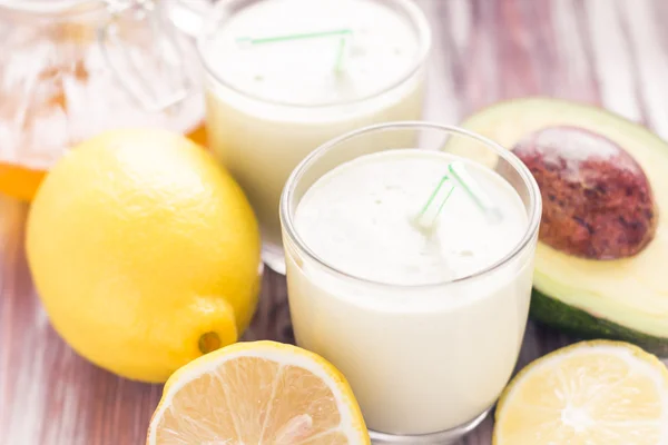 Yoğurt kokteyl avokado limon tatlım — Stok fotoğraf