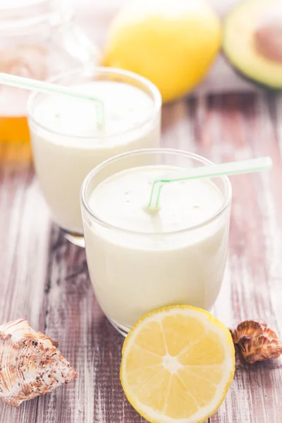 Коктейль йогурта с лимонным мёдом авокадо — стоковое фото