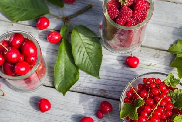 Table de fruits framboises aux cerises fraîchement cueillies — Photo