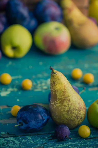 Panier de fruits de jardin d'automne table en bois — Photo