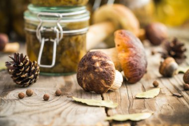 Marine mantar kavanozlar ahşap masa