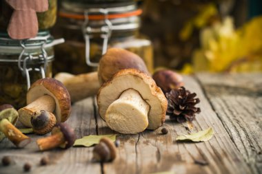 Hazırlık mutfak mantar Marine kavanoz ahşap masa