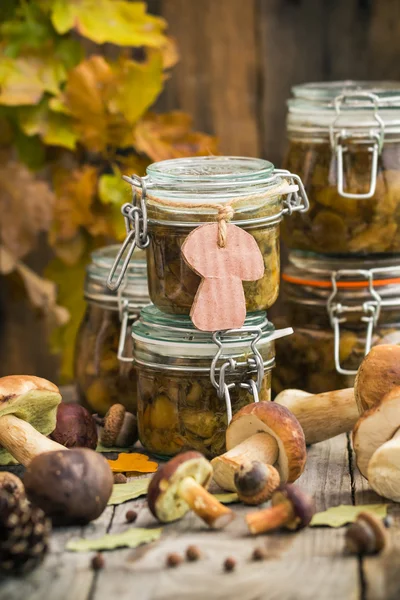 制备蘑菇腌制的罐木制餐桌 — 图库照片