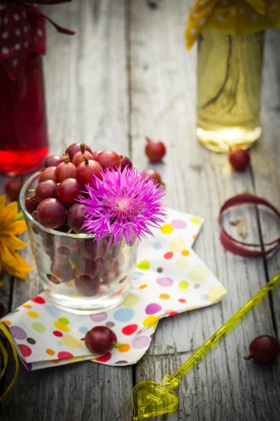 Estate dolce fresco frutta uva spina bevande colorate legno — Foto Stock