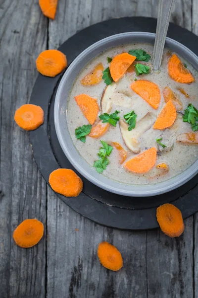 Comida caliente sopa de champiñones zanahorias perejil mesa de madera —  Fotos de Stock