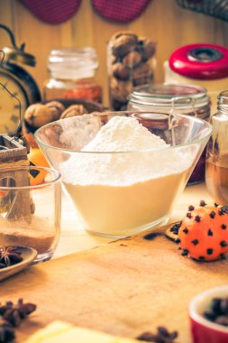 Malzemeyi hazırlık Noel gingerbread mutfak masasında buzlu