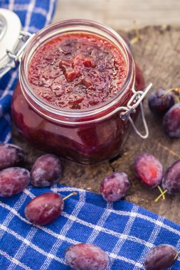 Erik reçeli ahşap masa kavanozlar