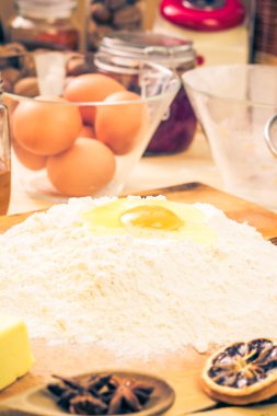 Zencefilli kurabiye hamur malzemeleri tarifi ki buzlu Noel hazırlanıyor