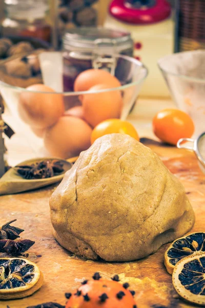 Amasada masa de pan de jengibre helado ingredientes de la mesa de cocina —  Fotos de Stock