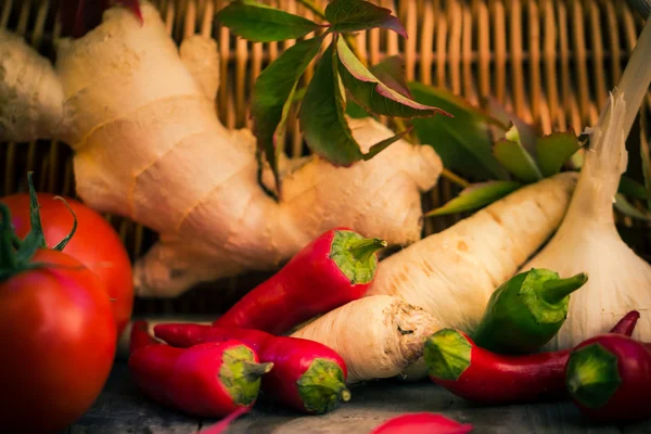 Liten paprika olika grönsaker köksbord — Stockfoto
