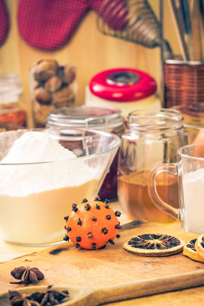 Ingredientes preparação gelada pão de gengibre mesa de cozinha de Natal Fotos De Bancos De Imagens