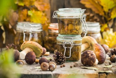 Marine mantar kavanozlar ahşap masa