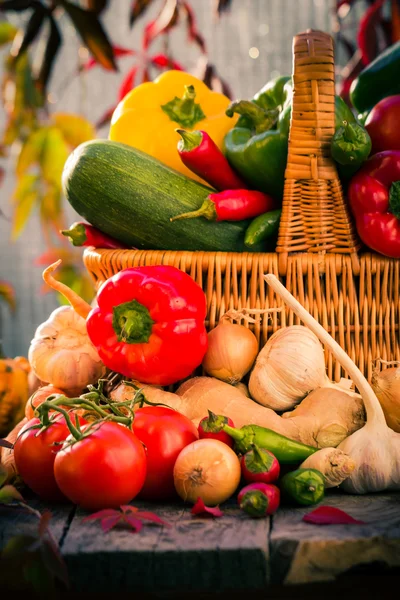 Kleurrijke groenten mand houten tafel — Stockfoto