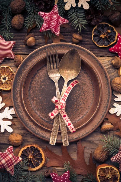 Plato de mesa festivo cubiertos decoraciones así regalos naturaleza — Foto de Stock