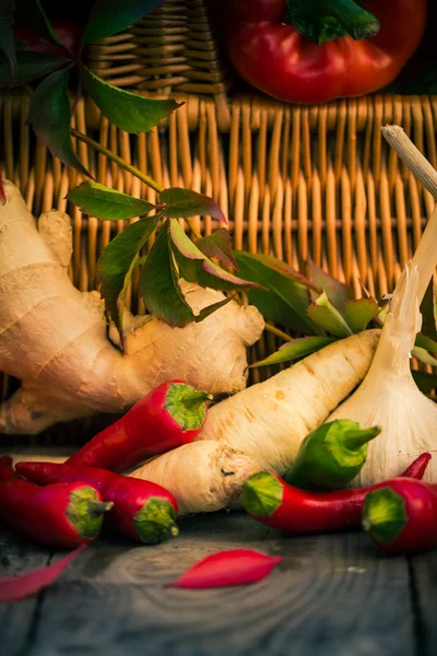 Liten paprika olika grönsaker köksbord — Stockfoto