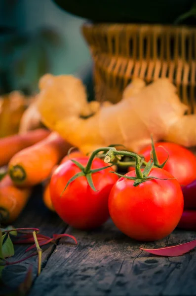 Tomates pimientos varias verduras mesa de cocina — Foto de Stock