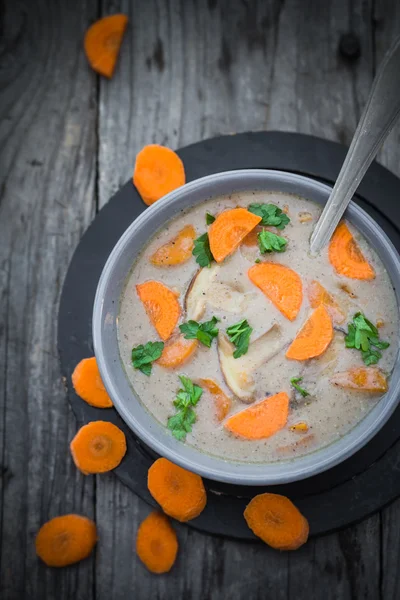 Comida caliente sopa de champiñones zanahorias perejil mesa de madera — Foto de Stock