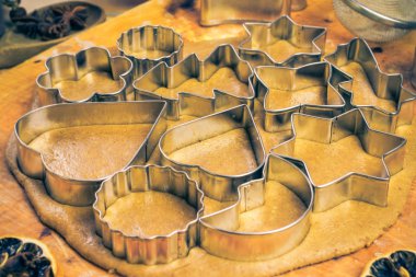 Mutfak tabloda hamur çerez kesiciler Noel gingerbread buzlu