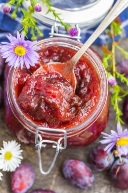 Ev yapımı lezzetli Erik reçeli korur