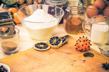 Malzemeyi hazırlık Noel gingerbread mutfak masasında buzlu