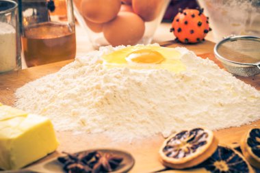 Zencefilli kurabiye hamur malzemeleri tarifi ki buzlu Noel hazırlanıyor