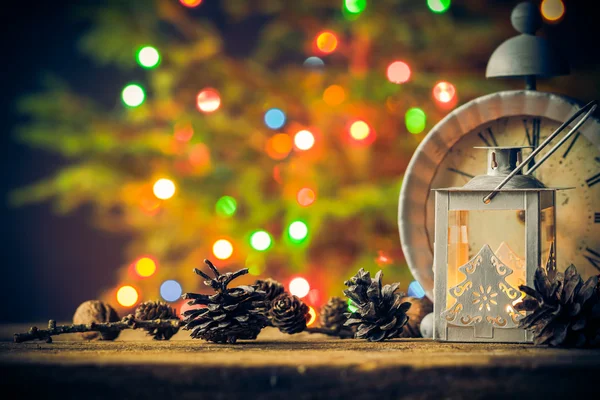 Tarjeta de Navidad mesa de madera reloj cono linterna — Foto de Stock