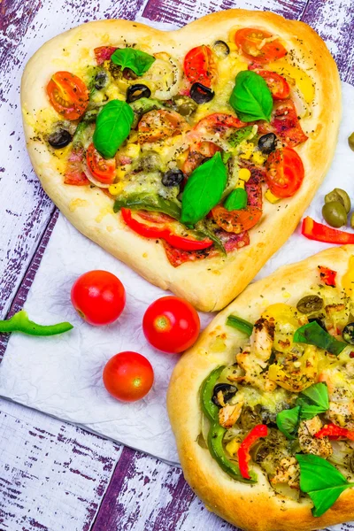 Närbild pizza ost kött basilika — Stockfoto