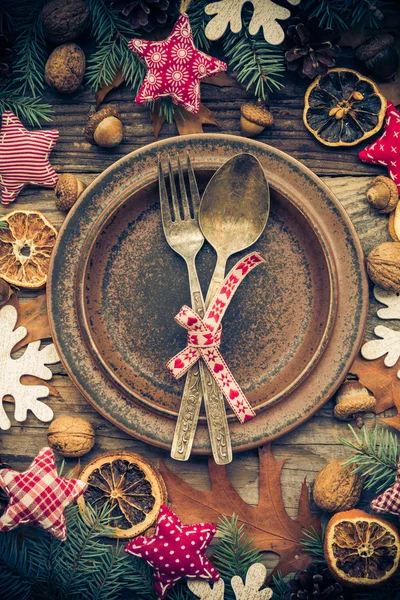 Plato de mesa festivo cubiertos decoraciones así regalos naturaleza — Foto de Stock