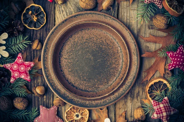 Plato de mesa festivo cubiertos decoraciones así regalos naturaleza —  Fotos de Stock
