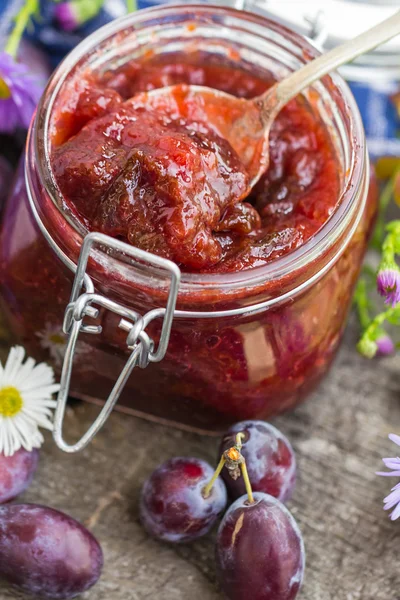 Fatto in casa conserva deliziosa marmellata di prugne — Foto Stock