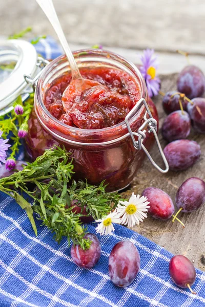 Fait maison conserve délicieuse confiture de prunes — Photo