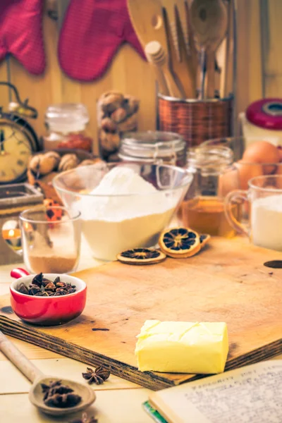 Ingredientes preparação gelada pão de gengibre mesa de cozinha de Natal — Fotografia de Stock