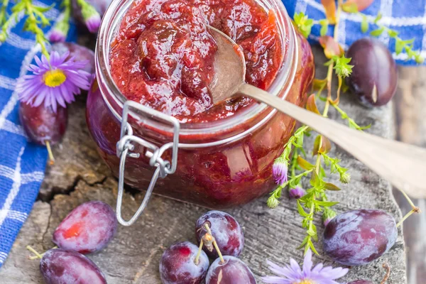 Gläser Pflaumenmarmelade Holztisch — Stockfoto