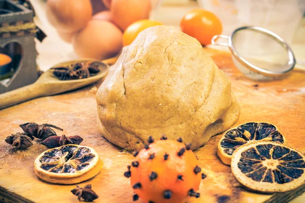 Gingerbread mutfak masa malzemeler yoğrulur hamur buzlu — Stok fotoğraf