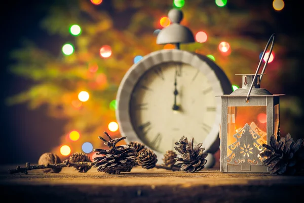 Kartka świąteczna drewniany stół zegar stożek latarnia — Zdjęcie stockowe
